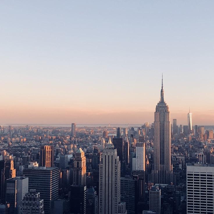Parents evaluating schools in France